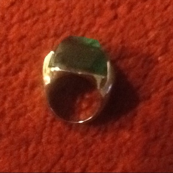 Size 8 silver tone with green stone - Picture 4 of 5